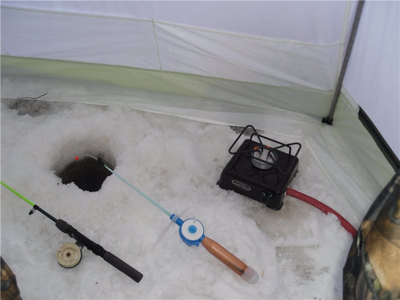 Ловля в палатке. Отопление палатки для зимней рыбалки. Обогреватель в палатку для зимней рыбалки. Обогреватели для рыболовных зимних палаток. Подогрев палатки на зимней рыбалке.
