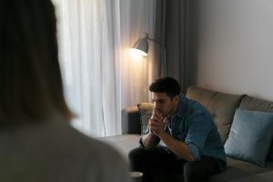 Психологические маркеры скрытого рецидива: как вовремя понять, что близкий человек возвращается к зависимости