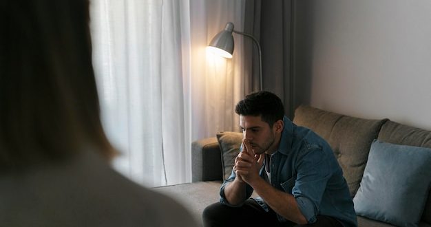 Психологические маркеры скрытого рецидива: как вовремя понять, что близкий человек возвращается к зависимости