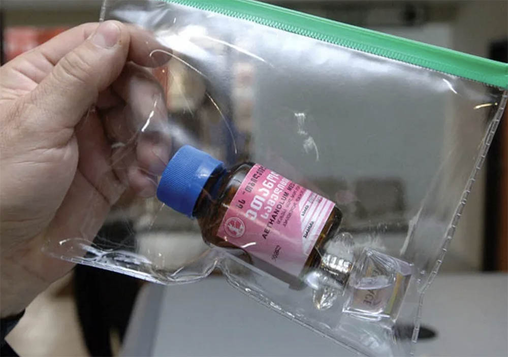Можно ли провозить в ручной клади лекарства. Пакет для перевозки жидкостей в самолете. Упаковка жидкостей в ручную кладь. Пакет для жидкостей в ручной клади. Прозрачный пластиковый пакет для самолета.