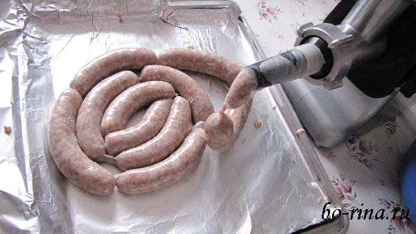 Рецепт домашней колбасы в кишке через мясорубку. Колбаса скрученная.