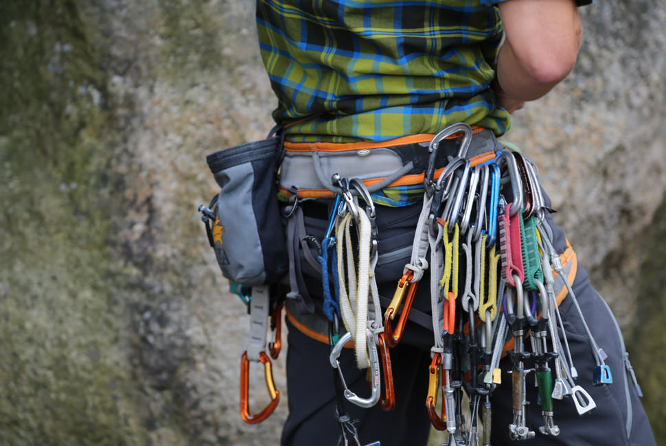 У скалолаза есть веревка длиной 1. Снаряжение альпиниста. Спортивный туризм снаряжение. Снаряжение скалолаза. Снаряжение для туризма альпинизма.