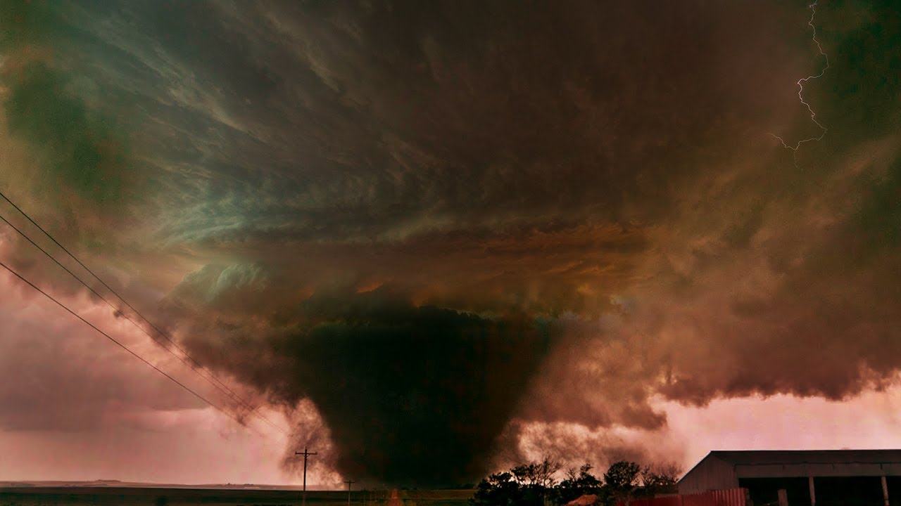 Торнадо разрушаешь. Торнадо в Кентукки 2021. Торнадо в Америке 2023. Торнадо смерчи в США В 2013 году. Торнадо шторм Канзас.