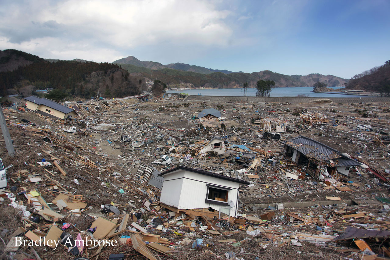 Землетрясение в японии 2024 сегодня. ЦУНАМИ В Японии в 2011. Япония март 2011 ЦУНАМИ. Землетрясение в Японии 2011. ЦУНАМИ Фукусима 2011.