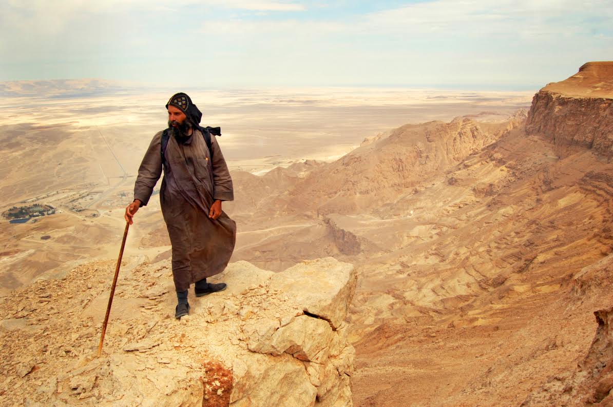 На востоке живешь весь. Монахи-пустынники Египет. Египетский монах пустынник. Отшельник в пустыне. Путешественник в пустыне.